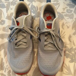 Like new new balance sneakers